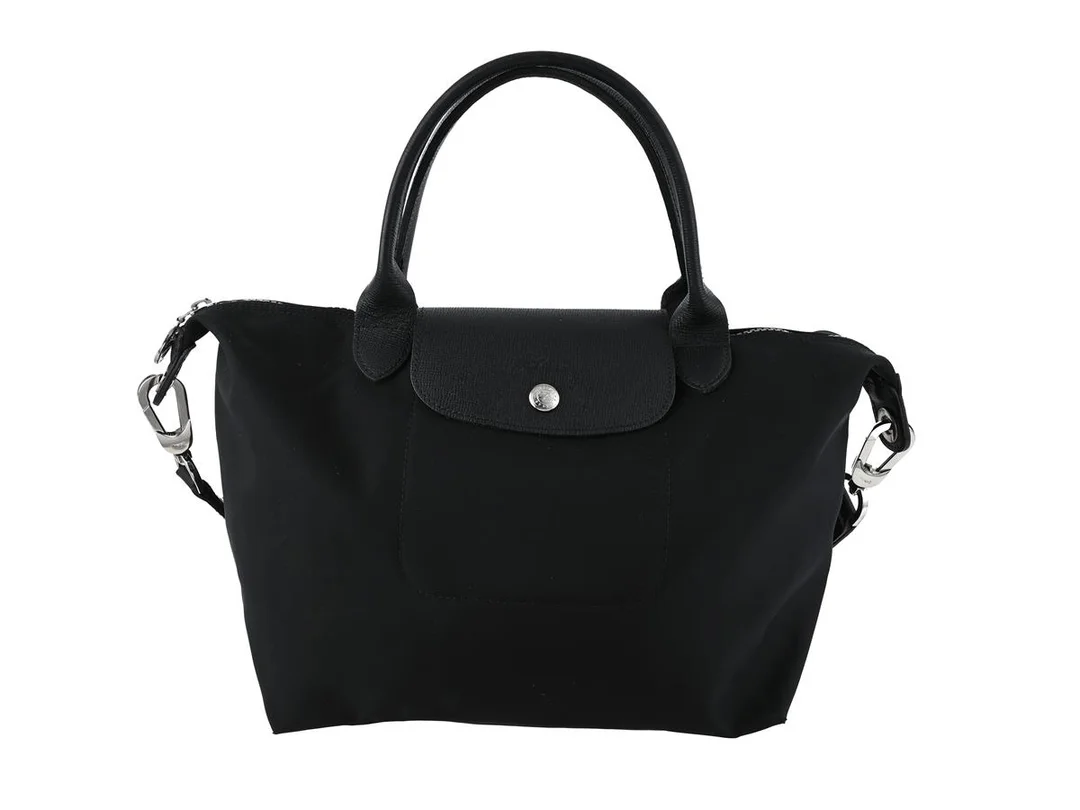 VÄSKA, LONGCHAMP, svart nylon, svart läder, silverfärgade beslag, 25x23x16 cm, avtagbar axelrem. — Accessoarer/Väskor — Kaplans