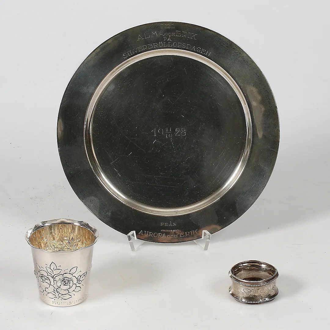 FAT, BÄGARE och SERVETTRING, silver, bl.a. Ladaga. Vikt 307 gram. — Silver — Stadsauktion Sundsvall
