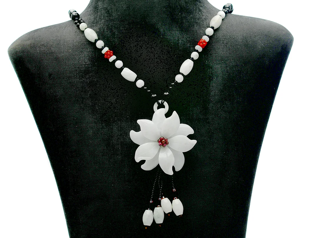 COLLIER, blomma, jade, onyx, ställbar längd ca 45-68 cm, vikt 52,2 g. — Smycken/Collier — Kaplans