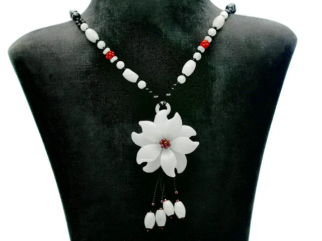 COLLIER, blomma, jade, onyx, ställbar längd ca 45-68 cm, vikt 52,2 g.