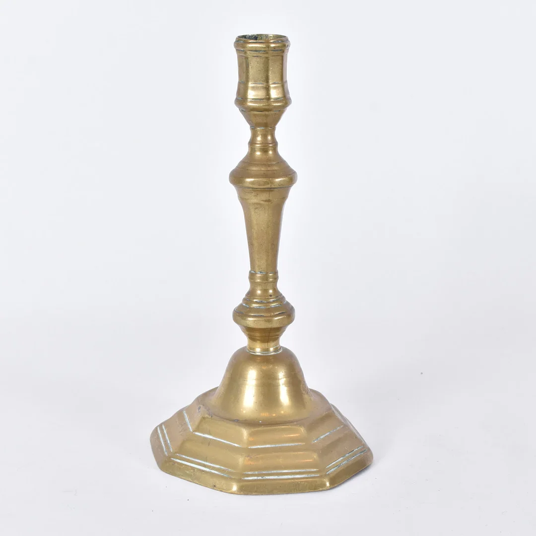LJUSSTAKE, mässing, barock, möjligen Frankrike, 1700-talets 1 hälft. — Pewter, Brass & Copper — Halmstads Auktionskammare