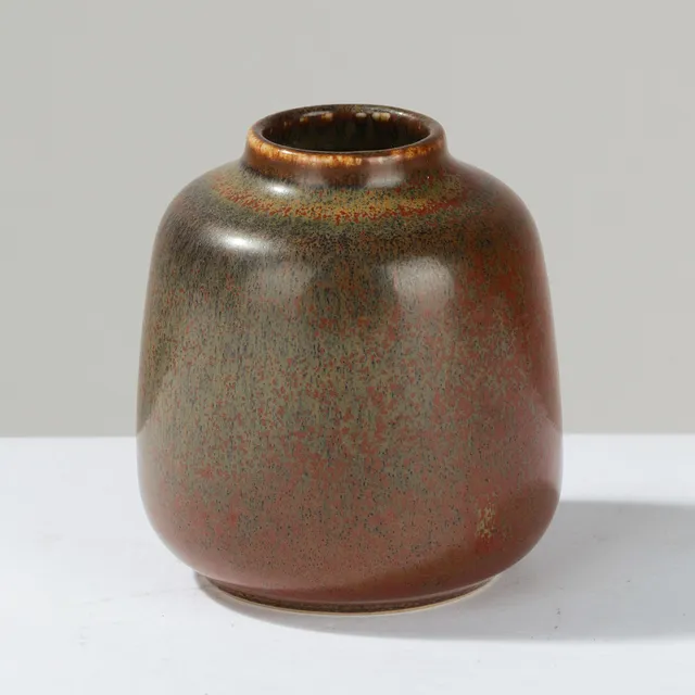 EVA STÆHR-NIELSEN (1911-1976). Vase af stentøj glaseret i rødbrune og grønlige nuancer, modelnr. 170, Saxbo, Danmark, 1950/60'erne.