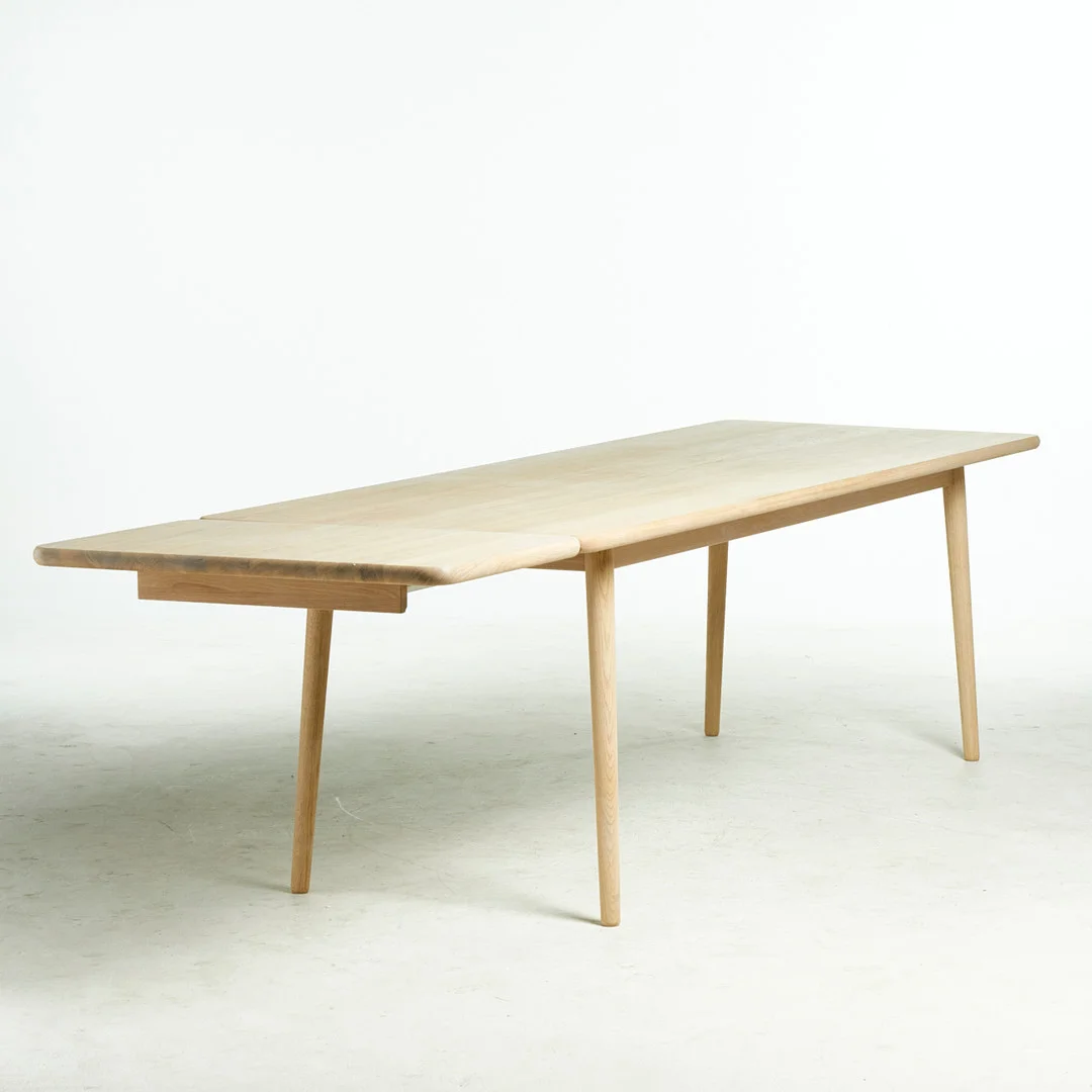 JONAS LINDVALL. "Miss Holly", för Stolab, matbord, vitoljad ek, 1 iläggsskiva. — Tables — Stockholms Auktionsverk Sickla