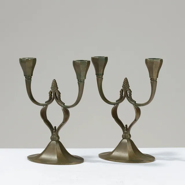 Et par to-armet og ornamenterede lysestager af patineret bronze, Danmark, 1930/40'erne, (2).
