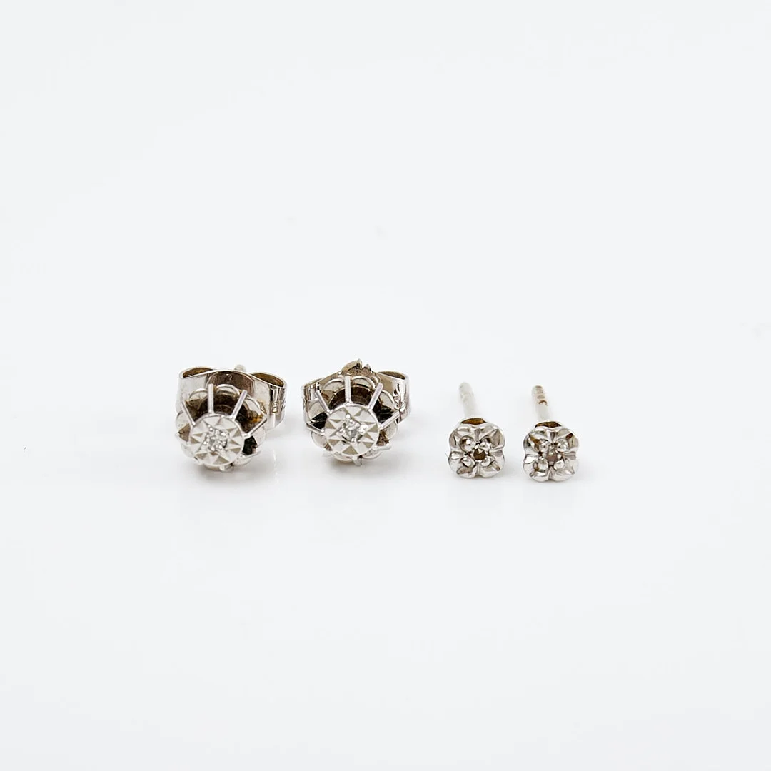 ÖRHÄNGEN, 2 par, 18 k vitguld, åttkantslipade diamanter, totalt ca 0,04 ct, finska resp. svenska kontrollstämplar. — Earrings — Stockholms Auktionsverk Sickla