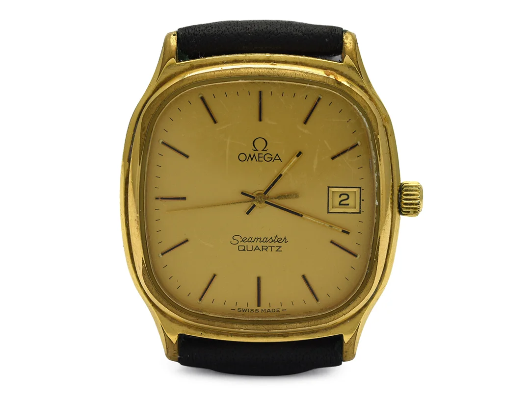 OMEGA, Seamaster, Cal 1342, Serie nr. 43617894, Ref nr. MD 196.0191, Boett nr. 196.0191/396.0824, herrur, 32,5 x 33,5 (38,5), doublé (20 micron), quartz, mineralglas, datum, skadad urtavla, skadad boett, läderband, ca 1979. — Klockor/Omega — Kaplans
