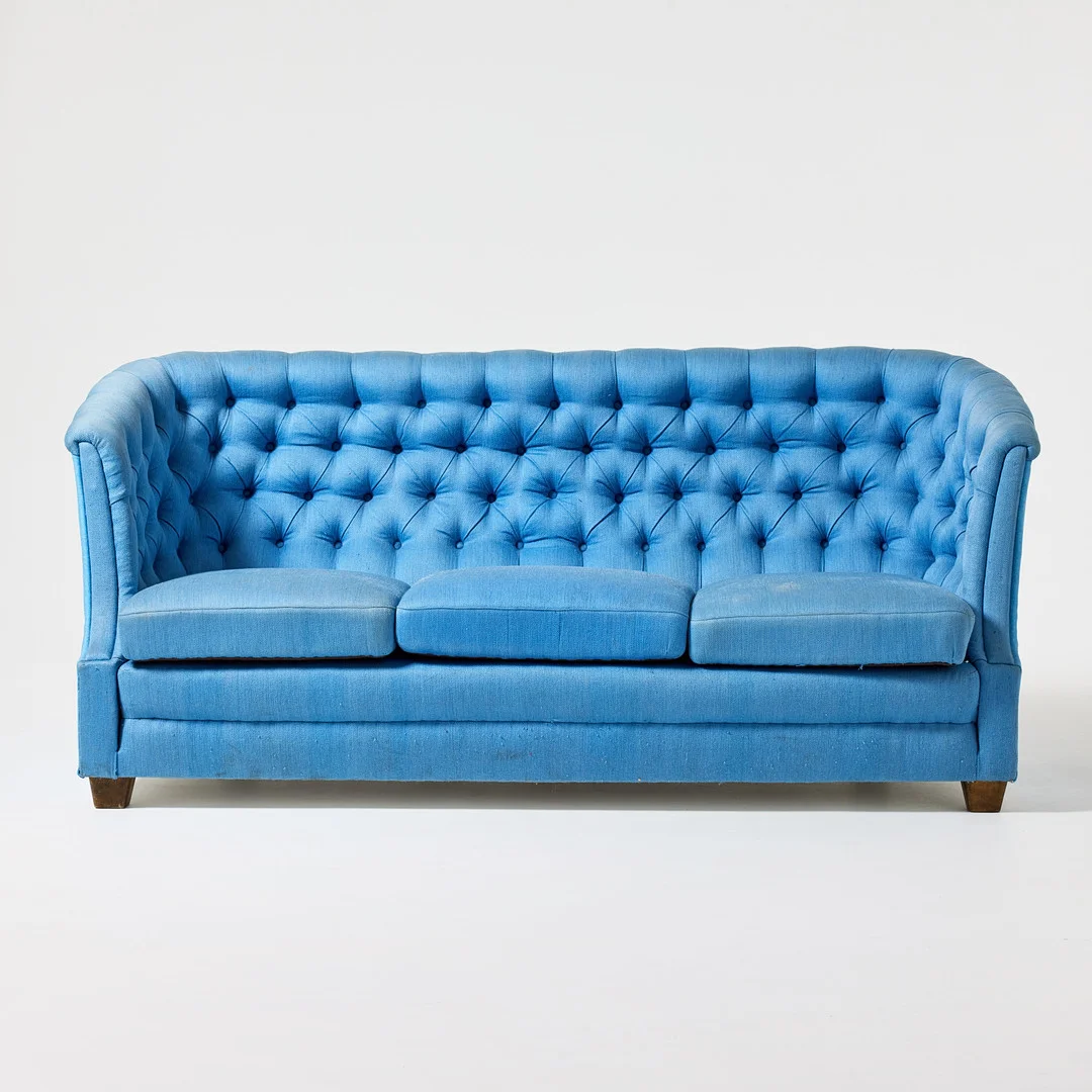CARL AXEL ACKING. TILLSKRIVEN. Soffa, 1940-tal, Swedish Modern, klädd i blå textil. — Sofas & Seatings — Stockholms Auktionsverk Fine Art