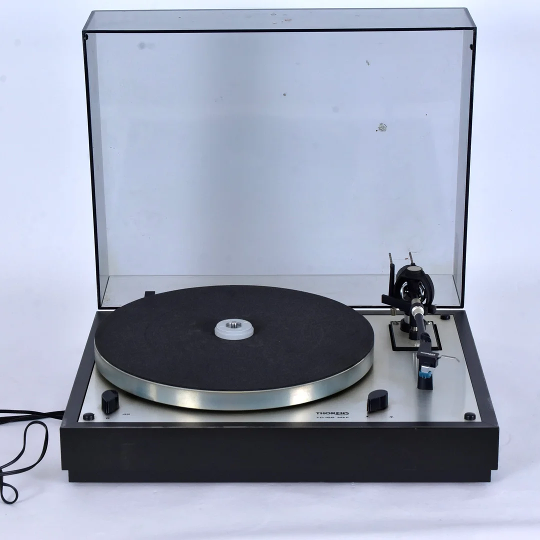 SKIVSPELARE Thorens TD 166 Mk. II, 1970-tal. — Modern consumer electronics — Halmstads Auktionskammare