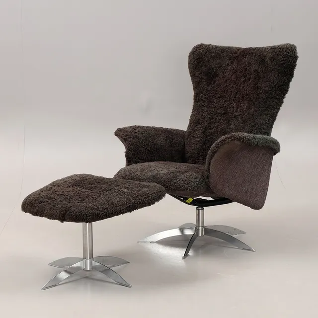 HJORT KNUDSEN. Fåtölj med fotpall, "Opus", fårskinnsklädsel, 1960-tal.