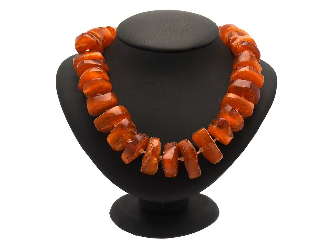COLLIER, doserad, behandlad bärnsten, ca 30-15 mm, längd 60 cm. — Smycken/Collier — Kaplans