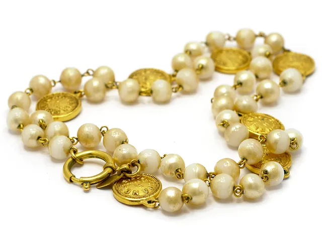 COLLIER, CHANEL Gulmetall/imitationspärlor (ytskiktet på pärlorna är dåliga) längd 85 cm