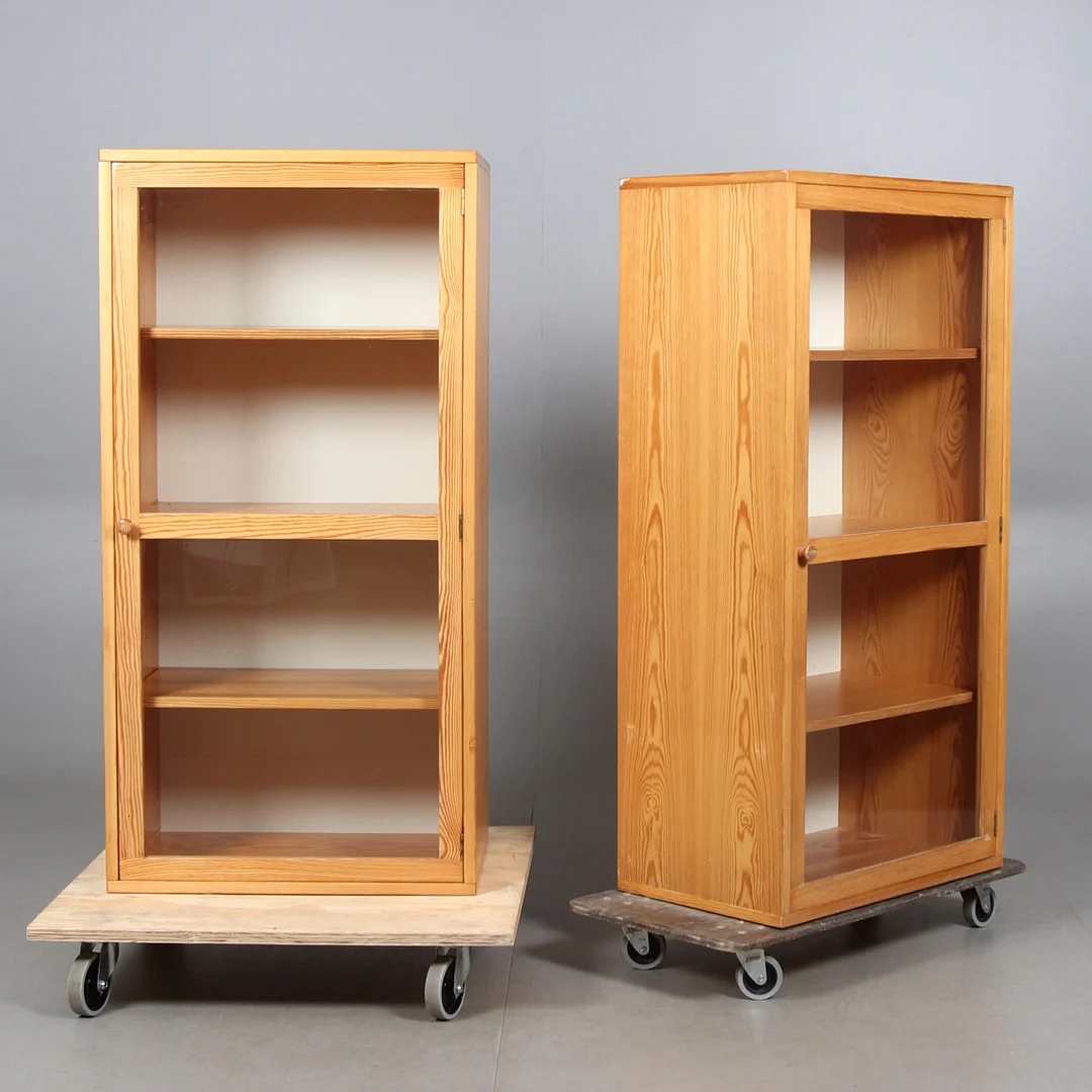 VITRINSKÅP, 2 st, furu faner Lund Karin Mobring, Ikea 1970-tal. — Cupboards, Cabinets & Shelves — Stadsauktion Sundsvall