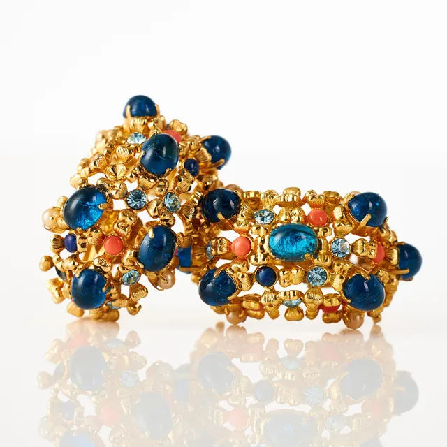 CHRISTIAN DIOR, örhängen/clips, 1 par, gulmetall, cabochonslipade glasstenar i olika färger samt pärlimitationer, märkta Chr. Dior, 1967, Germany.