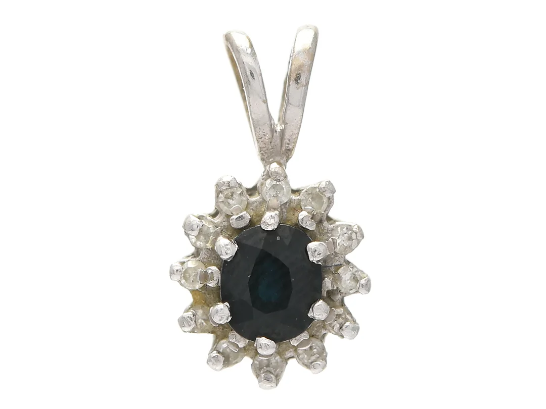 CARMOSÈHÄNGE, 18K vitguld, safir, 12 åttkantslipade diamanter ca 0,08 ctv, vikt 1,2 g. — Smycken/Hänge — Kaplans