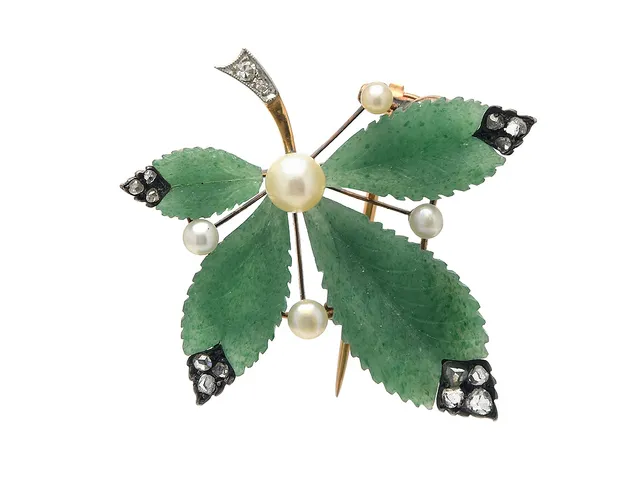 BROSCH, 18K guld/silver, lövdesign, aventurinblad, 5 odlade pärlor, 15 diamanter (13 rosenslipade, 2 åttkantslipade) ca 0,18 ctv, skador på några rosenstenar, franska stämplar, vikt 7,3 g, etui.