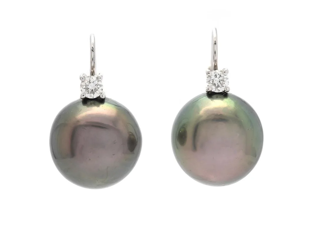 PÄRLÖRHÄNGEN, 18K vitguld, Tahitipärlor ca 15 mm, 2 briljantslipade diamanter 0,32 ctv, ca W-TCr/VS-SI, höjd 23 mm, vikt 13,3 g, krokar, en diamant med nagg på kuletten. — Smycken/Pärlörhängen — Kaplans