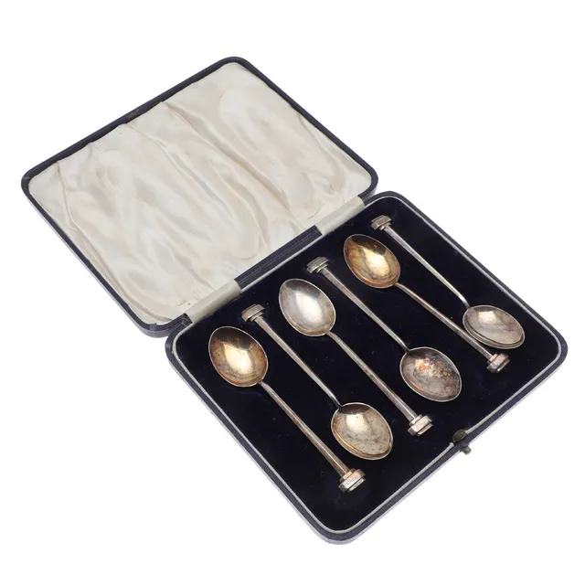 A CASED SET OF SIX SEAL TOPPED COFFEE SPOONS.