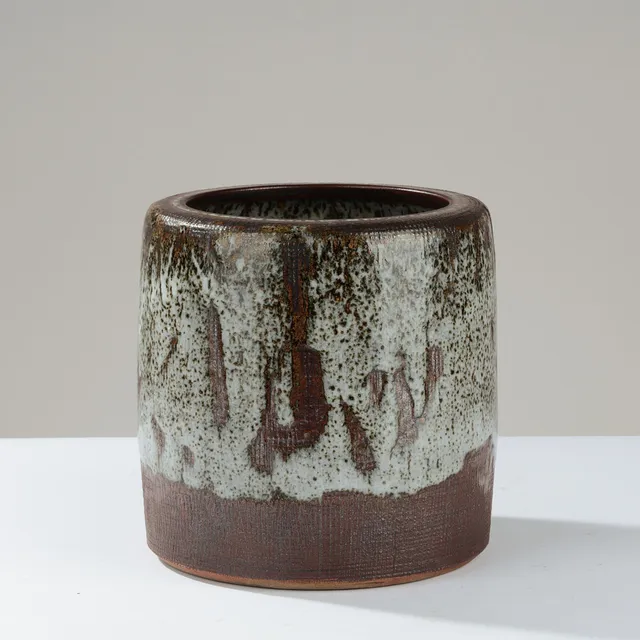 JØRGEN MOGENSEN (1922-2004). Stor, cylinderformet stentøjskrukke med indvendige rør til blomsterarrangering, modelnr. 49R, udført på eget værksted i Holte, 1960/70'erne.