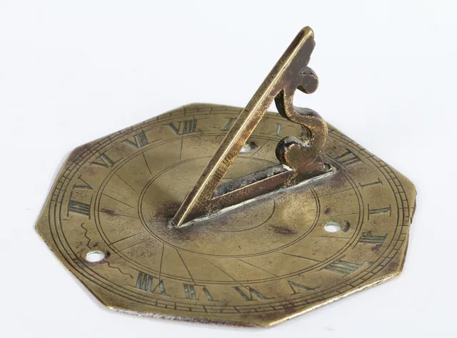 A SMALL BRASS HORIZONTAL SUNDIAL.