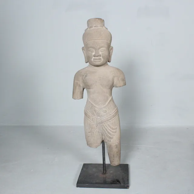 Sandstein Skulptur auf Marmorsockel.