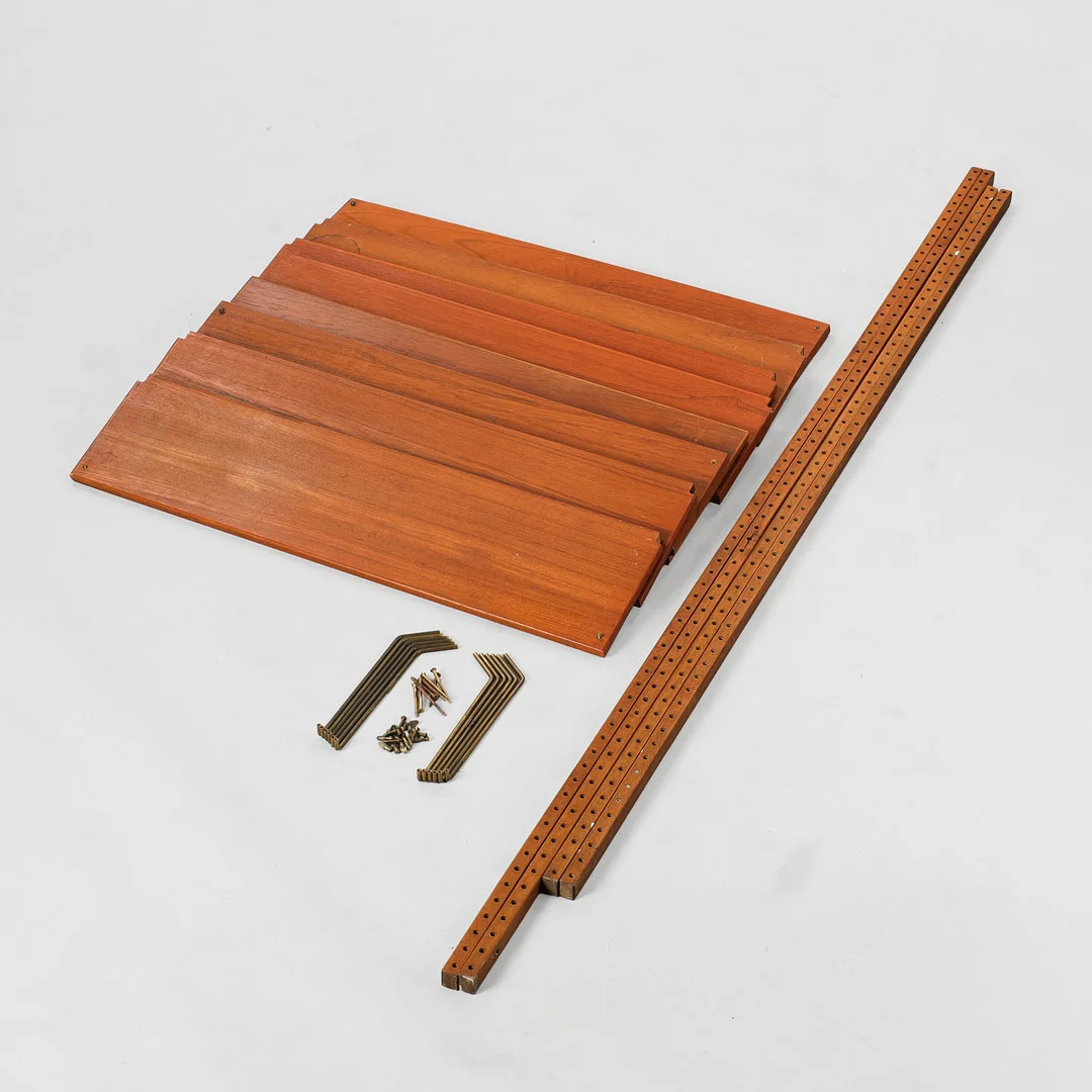 DANSK MØBELDESIGN. Reolsystem af teaktræ, ca. 1960'erne, (8+12+4). — Cupboards, Cabinets & Shelves — Palsgaard Kunstauktioner