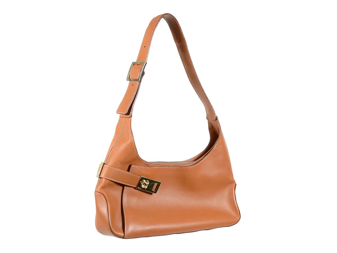 VÄSKA, SALVATORE FERRAGAMO, ljusbrunt läder, gulmetall detaljer, 29x14x6cm, dustbag. — Accessoarer/Väskor — Kaplans