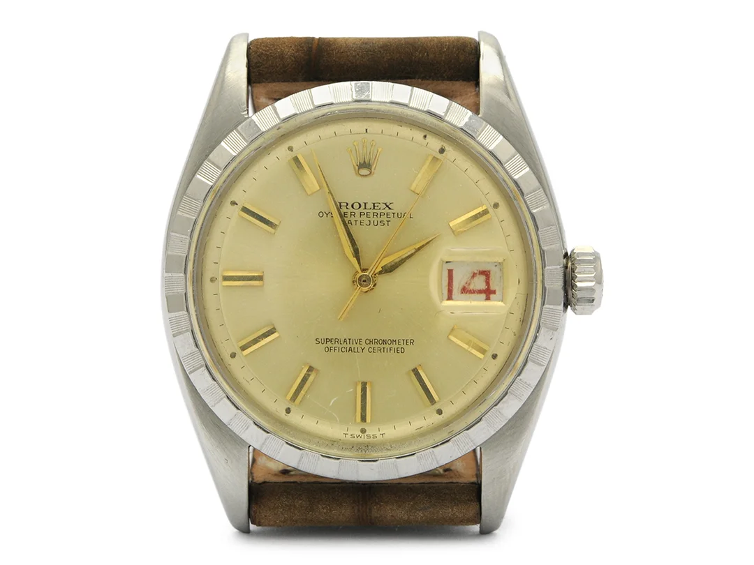 ROLEX, Oyster Perpetual, Datejust, Chronometer, Ref nr. 6605, Serie nr. 195587, Cal 1065, Verk nr. N701078, Boett nr. 6605, herrur, 36 mm, stål, plexiglas, datum (roulette), skadad urtavla, läderband, tillverkad, tredje kvartalet 1956. — Klockor/Rolex — Kaplans