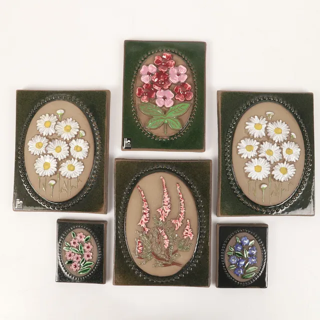 AIMO NIETOSVUORI. Väggreliefer, 6 stycken, landskapsblommor, glaserat lergods, Jie, Gantofta.