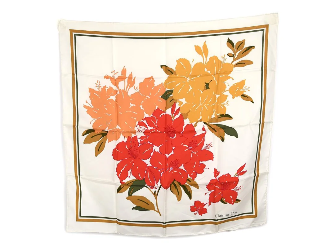 SCARF, CHRISTIAN DIOR, 100% siden, 76x76 cm, motiv blommor, röd, vit, brun, fodral. — Accessoarer/Scarves — Kaplans