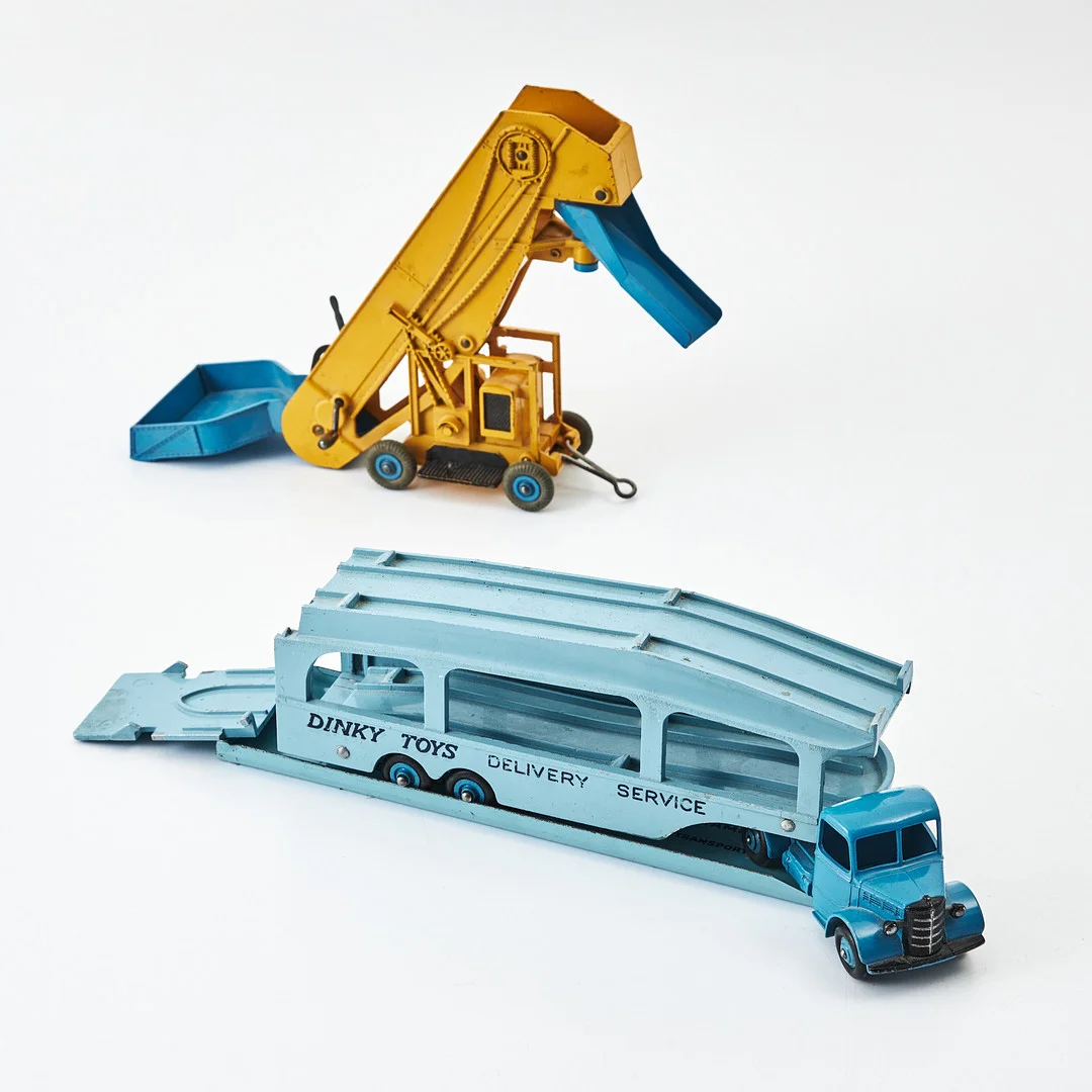 DINKY TOYS. Modellfordon, 2 st, DINKY TOYS, "Elevator Loader" och "Pullmore Car Transporter" med kartonger. — Model cars — Stockholms Auktionsverk Magasin 5