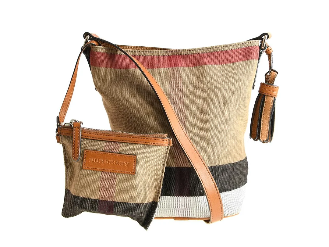 VÄSKA, BURBERRY, Bucket Bag, rutigt tyg, brunt skinn, 16x25x15 cm, dustbag. — Accessoarer/Väskor — Kaplans