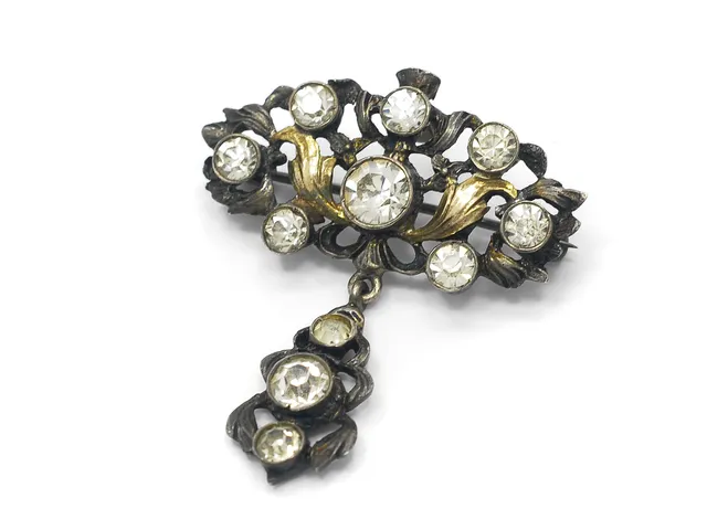 BROSCH/HÄNGE silver/delvis förgylld, glasstenar, bredd 3,6 cm, vikt 11,2 g.