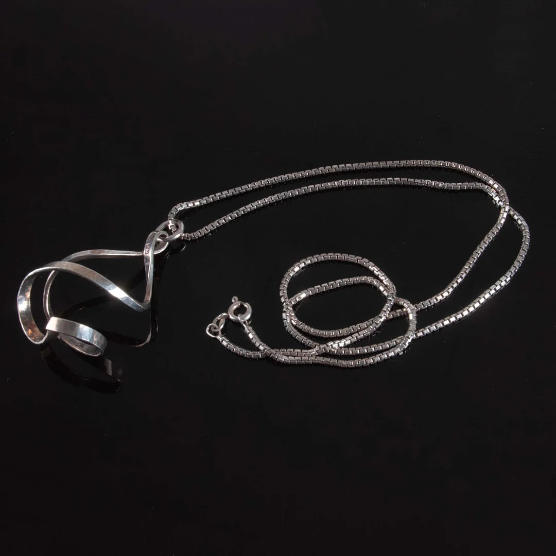 MARTIN ÖHMAN. Halmstad 1989. Silver hänge med kedja. Vikt ca 15,7 gram. — Necklace — Laholms Auktionskammare