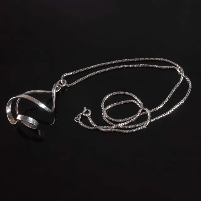 MARTIN ÖHMAN. Halmstad 1989. Silver hänge med kedja. Vikt ca 15,7 gram.