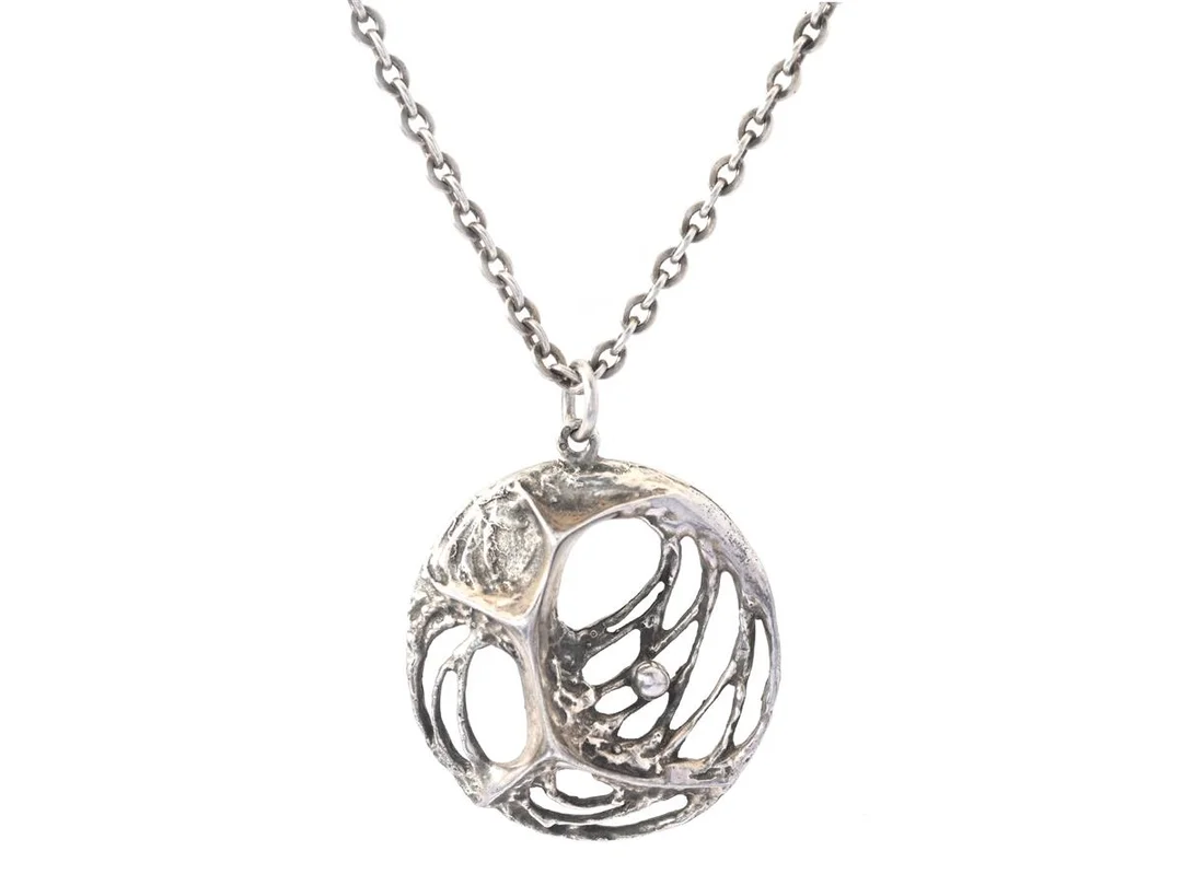 KARL LAINE, hänge med kedja, sterlingsilver, Spiderweb, längd 35,8 cm, höjd hänge inkl. ögla 4,2 cm, vikt 13,9 g. — Smycken/Hänge med kedja — Kaplans