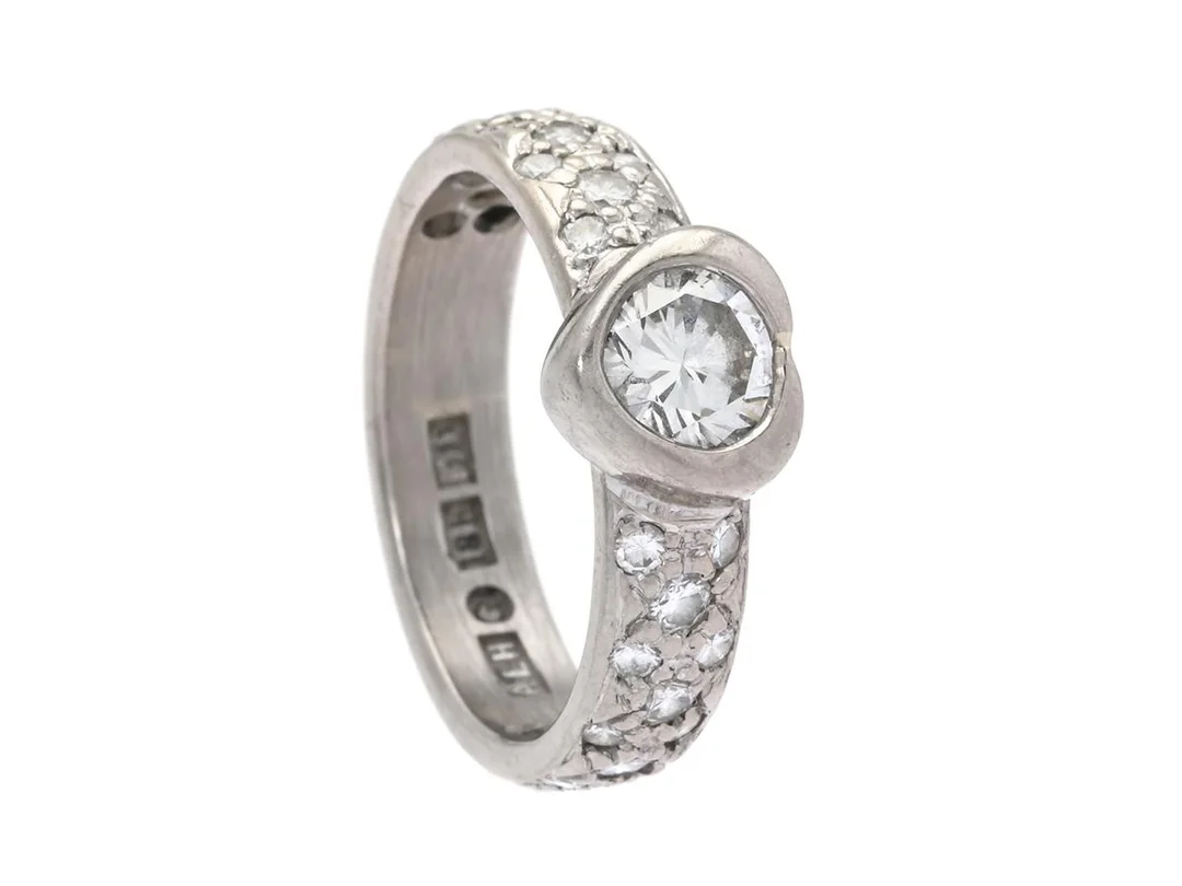 RING, 18K vitguld, 29 briljantslipade diamanter ca 1,50 ctv, ca TW-W/VS-SI, stl 17 mm, A Hildebrand, Gävle 2006, vikt 7,9 g, en diamant med nagg. — Smycken/Ring — Kaplans