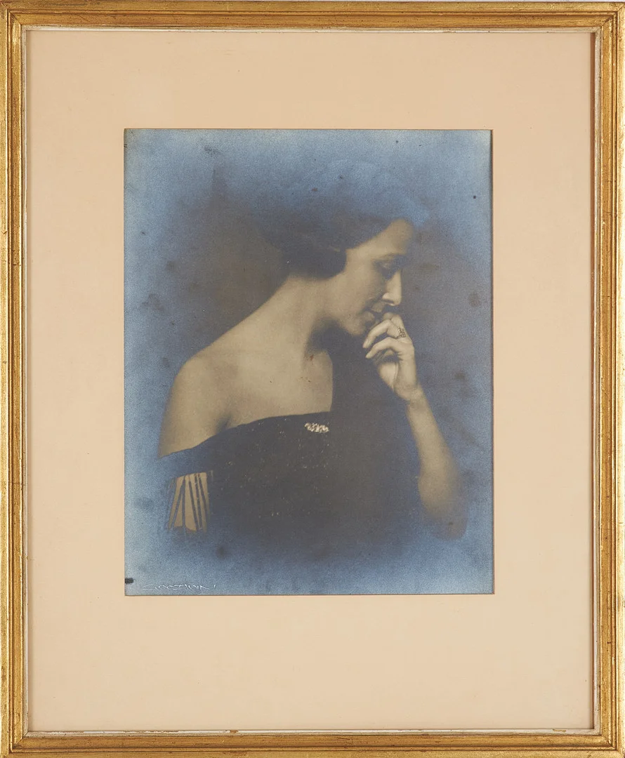 HENRY B GOODWIN. (1878-1931). Jeanne de Tramcourt, profilporträtt, fotografi, signerad Goodwin. — Photography — Stockholms Auktionsverk Sickla