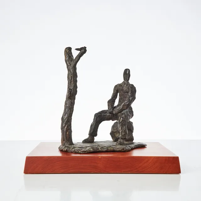 ÅKE PALLARP (1933-2013). Skulptur, man vid träd, brons, med tillhörande träsockel, monogramsignerad ÅP samt numrerad 3/5.