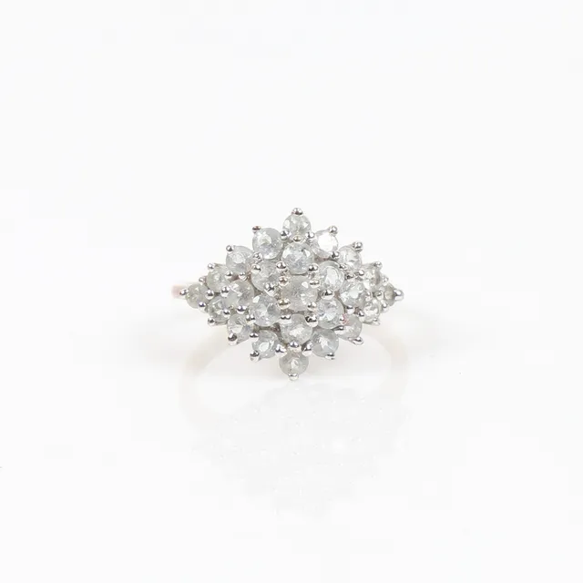 9CT GOLD AQUAMARINE CLUSTER RING.