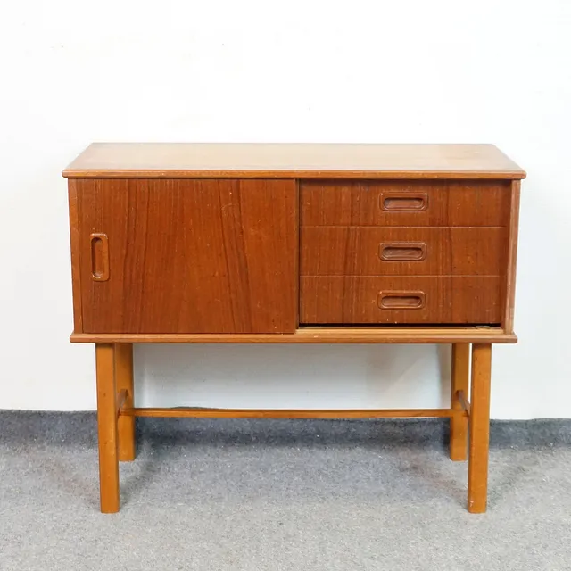 HALLMÖBEL, med skjutdörr. Teak, 1960-tal.