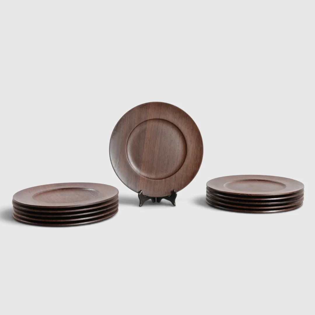 JENS HARALD QUISTGAARD. Elve dækketallerkener, palisander, Kronjyden, Danmark, ca. 1960'erne. (11). — Other collectables — Woxholt Auktioner