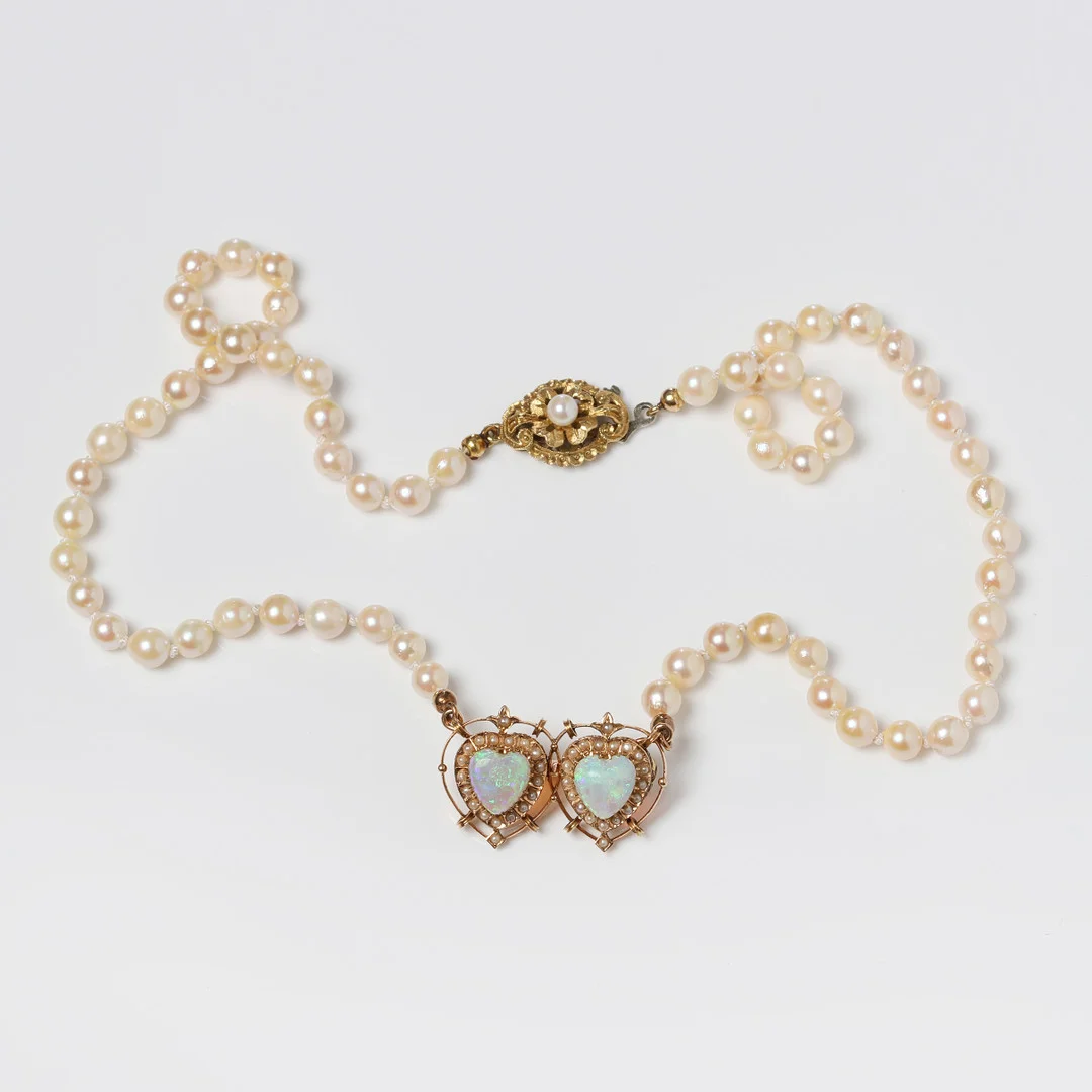 PÄRLCOLLIER, Odlade pärlor med lås mittparti och lås i 18k guld med hjärtslipade ädelopaler och fröpärlor. — Necklace — Skånes Auktionsverk