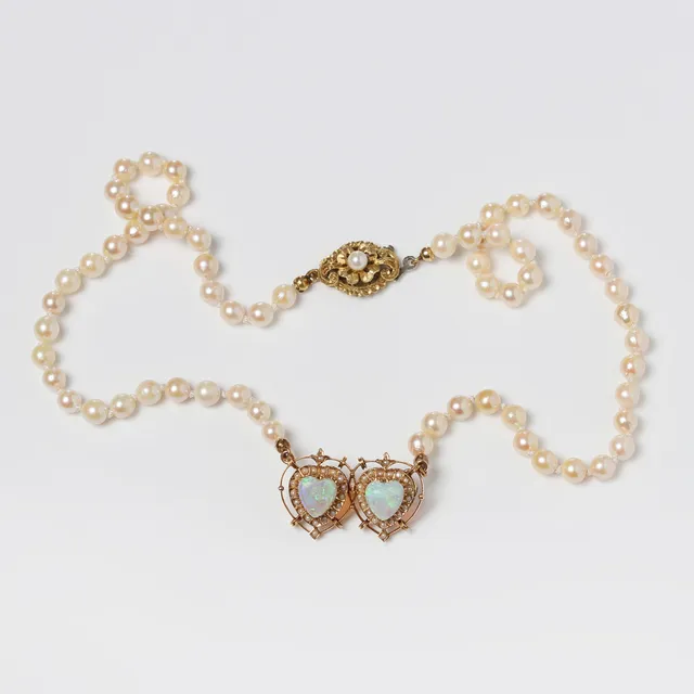 PÄRLCOLLIER, Odlade pärlor med lås mittparti och lås i 18k guld med hjärtslipade ädelopaler och fröpärlor.