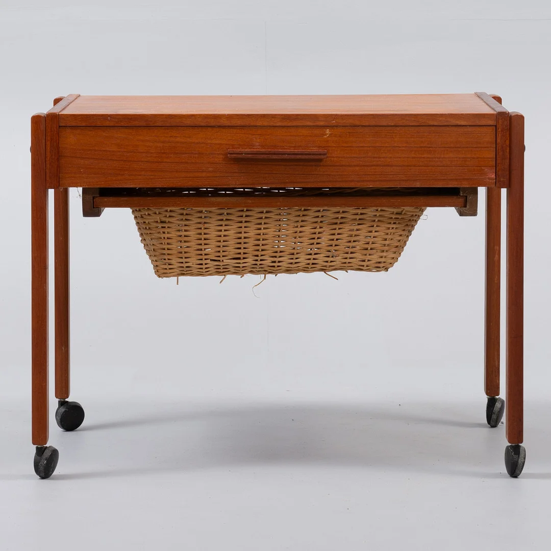 DANSK MOØBELDESIGN Sybord af teak på hjul med skuffe og udtrækskurv i flet. Danmark 1960'erne. — Tables — Sørensen Auktioner