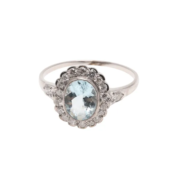 A SILVER, DIAMOND AND AQUAMARINE CLUSTER RING.