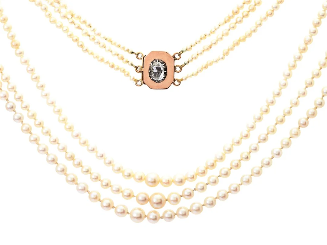 PÄRLCOLLIER, 3-rader, odlade pärlor ca 1,8-6,2 mm, lås i 14K guld och silver med oval rosenslipad diamant ca 7,0x5,2 mm, längd 38 cm, vikt 20,5 g. — Smycken/Pärlcollier — Kaplans