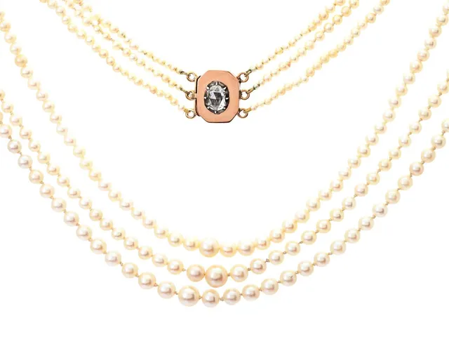 PÄRLCOLLIER, 3-rader, odlade pärlor ca 1,8-6,2 mm, lås i 14K guld och silver med oval rosenslipad diamant ca 7,0x5,2 mm, längd 38 cm, vikt 20,5 g.