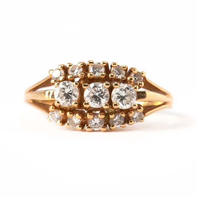 RING, 18K guld med briljantslipade diamanter totalt 0.73 ct, kattfortstämplad.