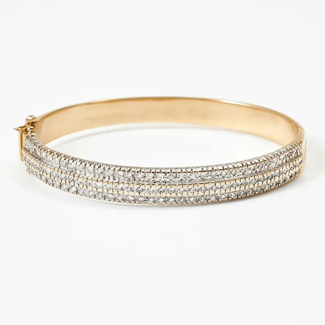 ARMRING, 14 k guld, en sida med dekor av 105 briljanter totalt ca 1,05 ct resp. slät med följande graverad text: DIAMONDS ARE 4 EVER.