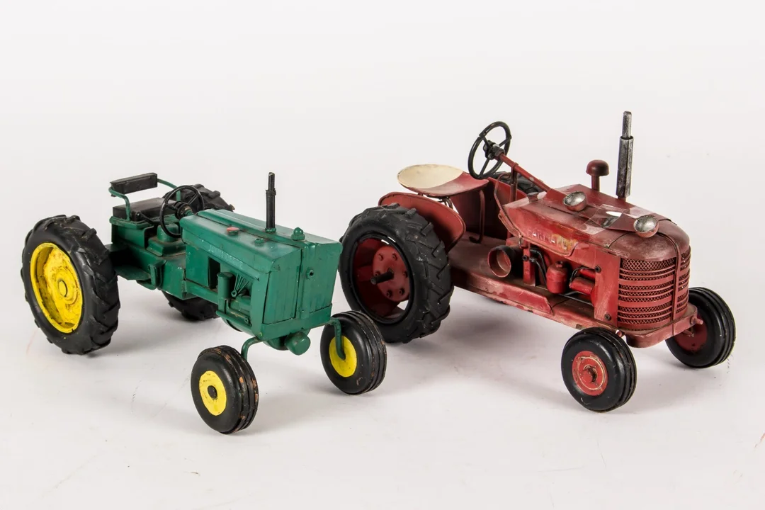 To blik traktorer (2) — Hobby and collectibles/Toys — Lauritz